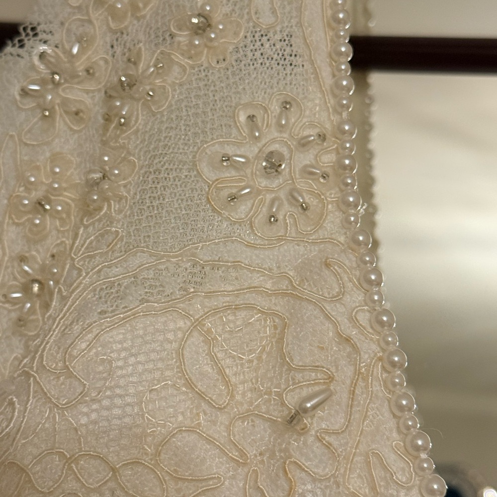 David’s Bridal Wedding Dress/ Gown Ivory lace and pearls - Picture 10 of 14
